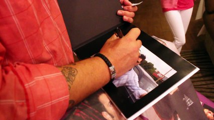 Franz signing his souvenir book at Elvis Week 2016