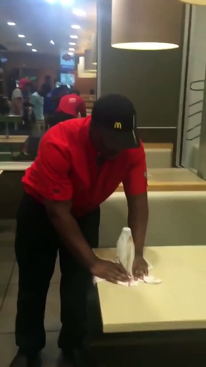 Meilleur tour de magie par un employé McDonalds !