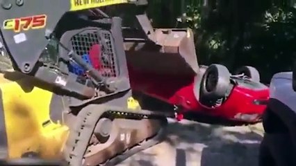 Padre furioso destruye Audi A4 de su hija con excavadora