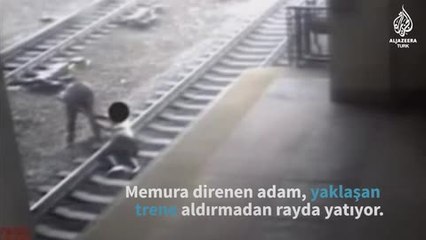 Trenin altında kalmaktan son anda kurtuldu