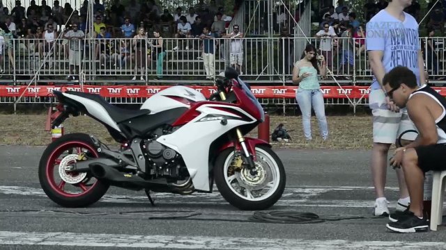 Top Gear: carros esportivos levantam fumaça no aeródromo de Guarapari