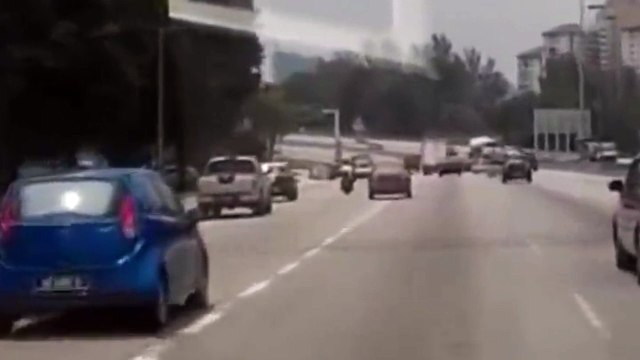 Cet automobiliste pourchasse un homme en délit de fuite qui a percuté un deux roues