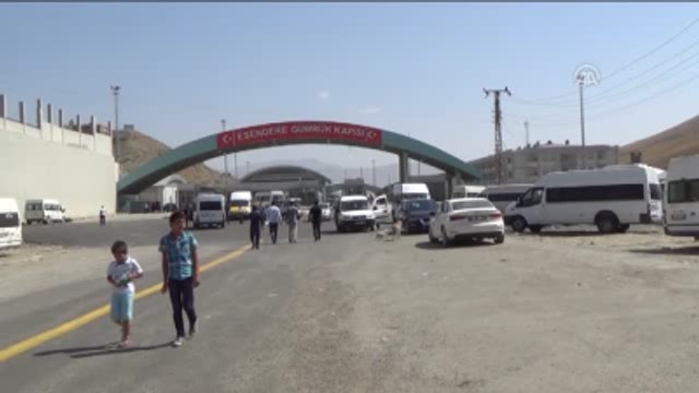 Esendere Sınır Kapısı'ndan Geçişler Başladı