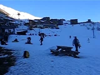 Mini-vidéo - Nico (saut sur une table 02 - sortie en 180°)