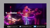 Momento en que Romeo Santos se quilla con el público en concierto de Punta Cana-Video
