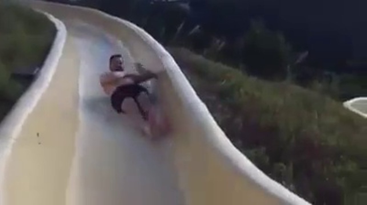 Il s'éclate sur les rochers après avoir été éjecté du toboggan.