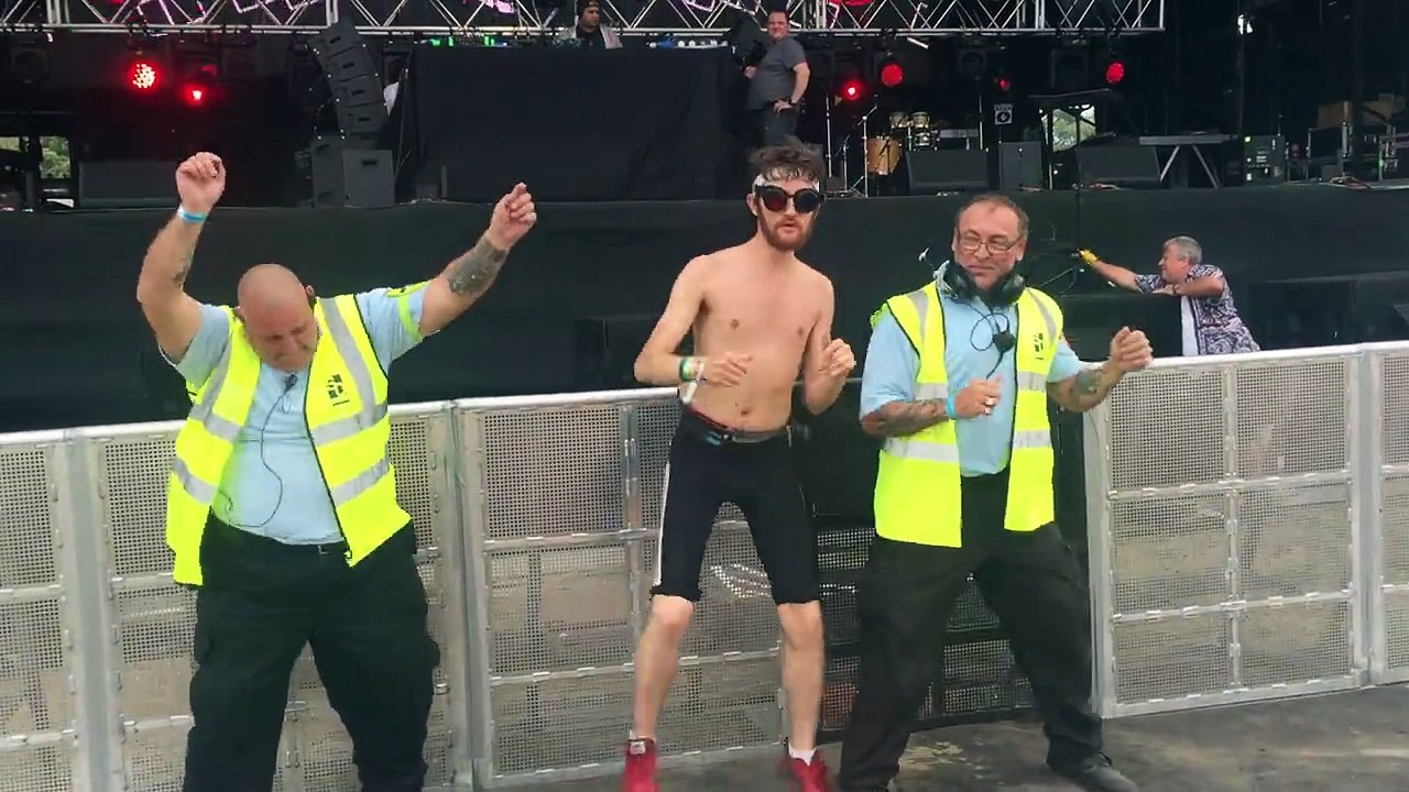 Festival de musique : quand même les mecs de la sécurité sont en transe