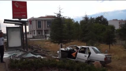 Otomobil Otobüs Durağına Çarptı: 4 Yaralı