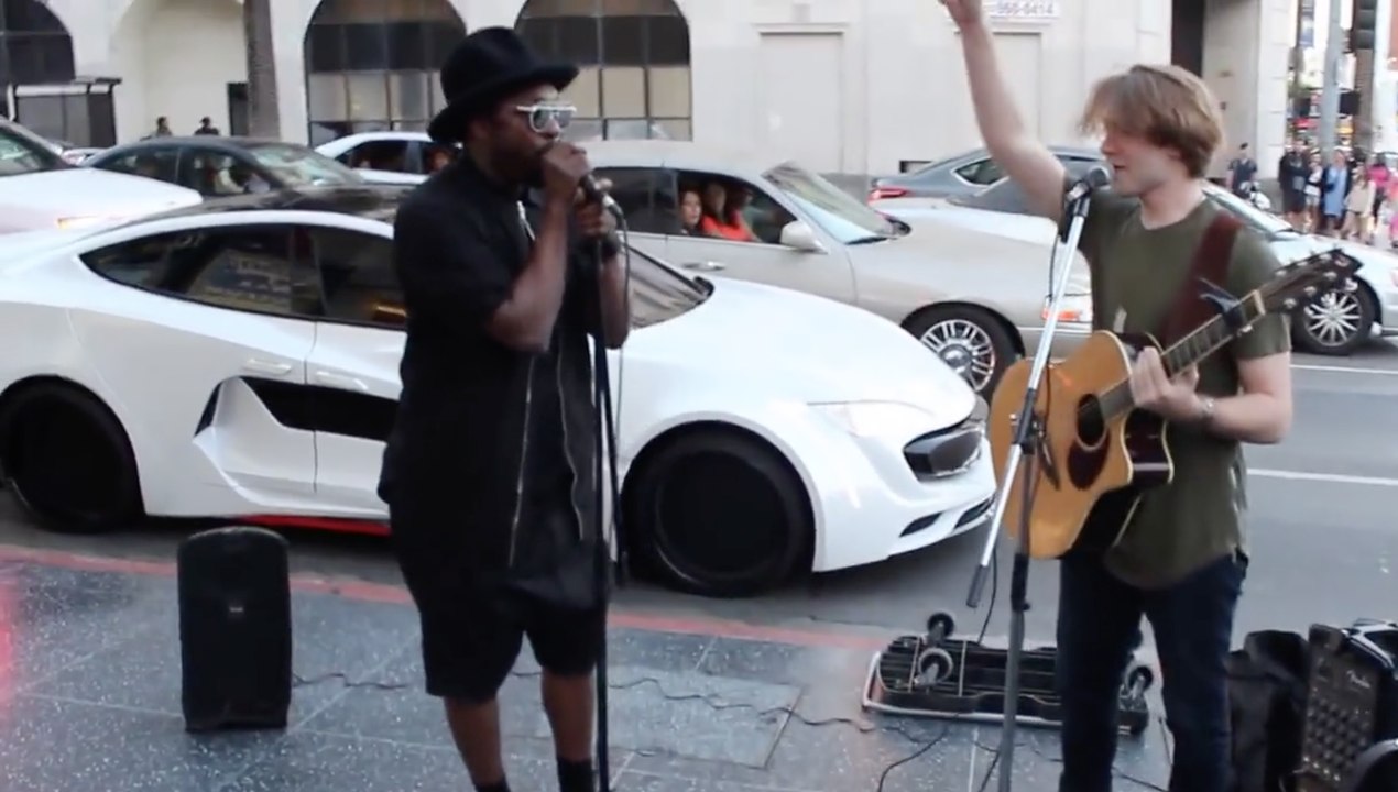 Will.I.Am surprend un artiste de rue qui chante sa chanson