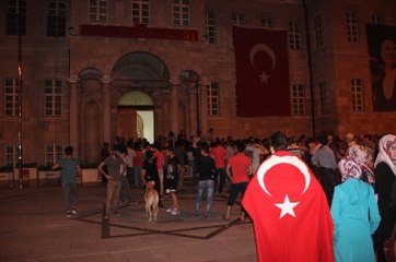 Konya'da Elektrikler Gidince Darbe Olduğu Düşünen Halk, Gece Yarısı Sokağa Akın Etti