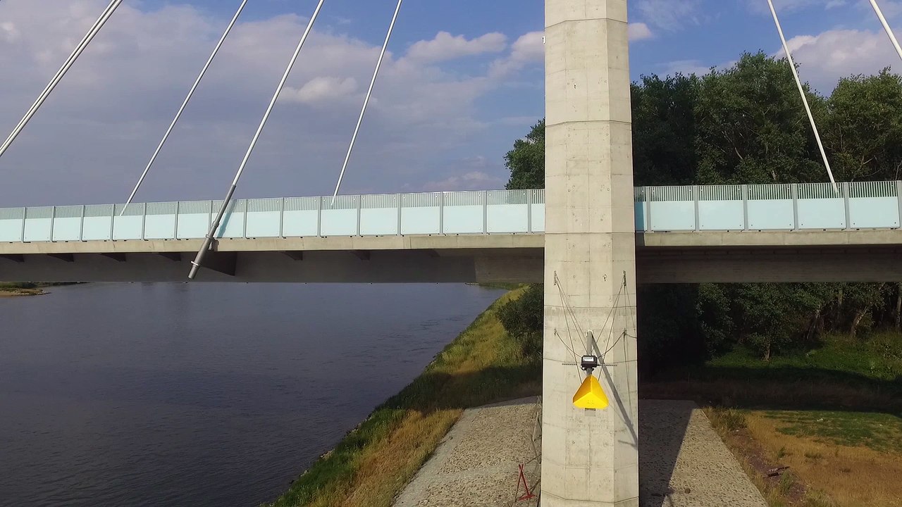Drohnen Flug an Brücke