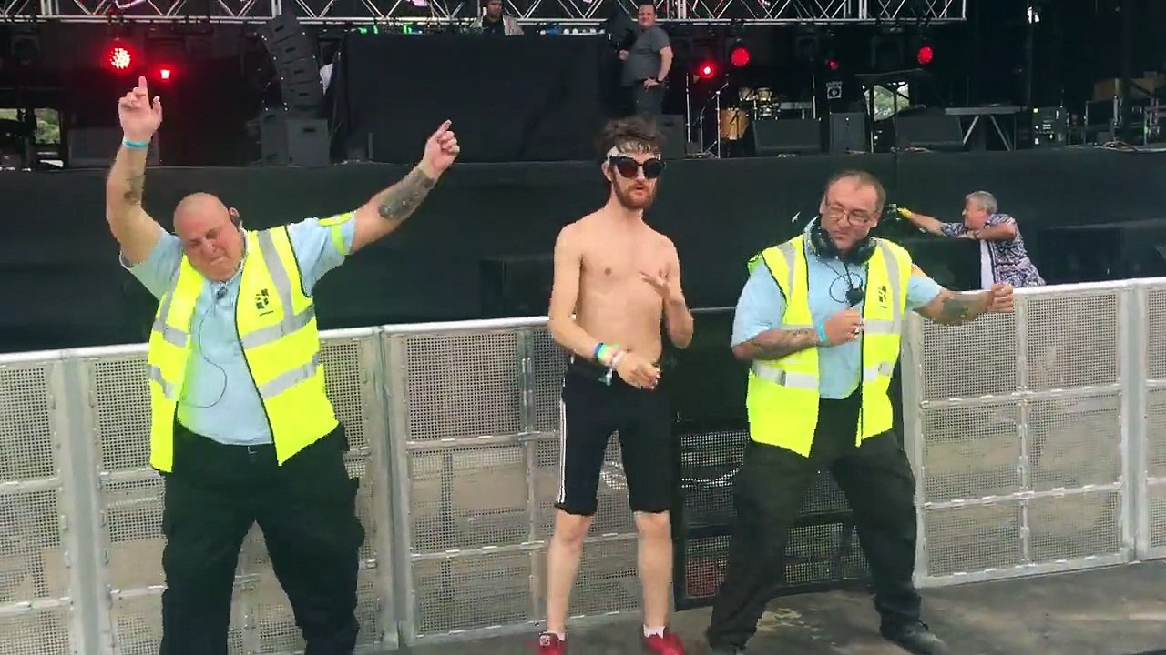 Quand les mecs de la sécurité sont en trance pendant un festival de musique