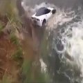 Il éclate sa voiture de sport et termine dans la rivière...