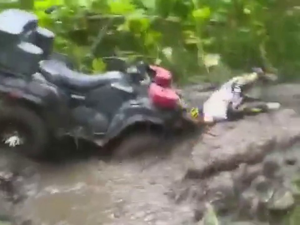 Il fait le malin avec son quad et s'éclate dans la boue... Crash hilarant