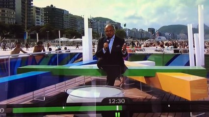 Un caméraman distrait par des filles en direct d'un plateau TV pendant les JO de rio
