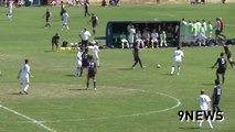 Un footballeur met un but en faisant un salto au-dessus du gardien !