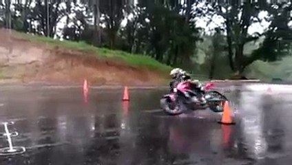 Kaliteli lastiğin farkı konulu video (Islak zemin) - YouTube