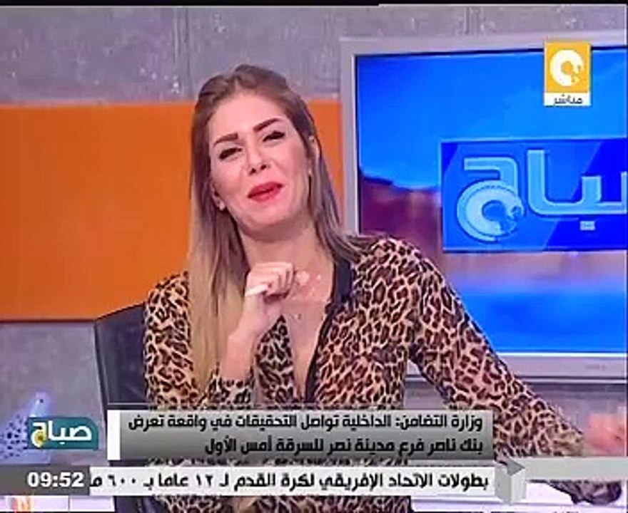مذيعة تنفجر من الضحك بسبب سرقة خزينة بنك ناصر