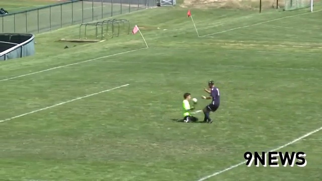 But acrobatique incroyable : salto au dessus du gardien de but