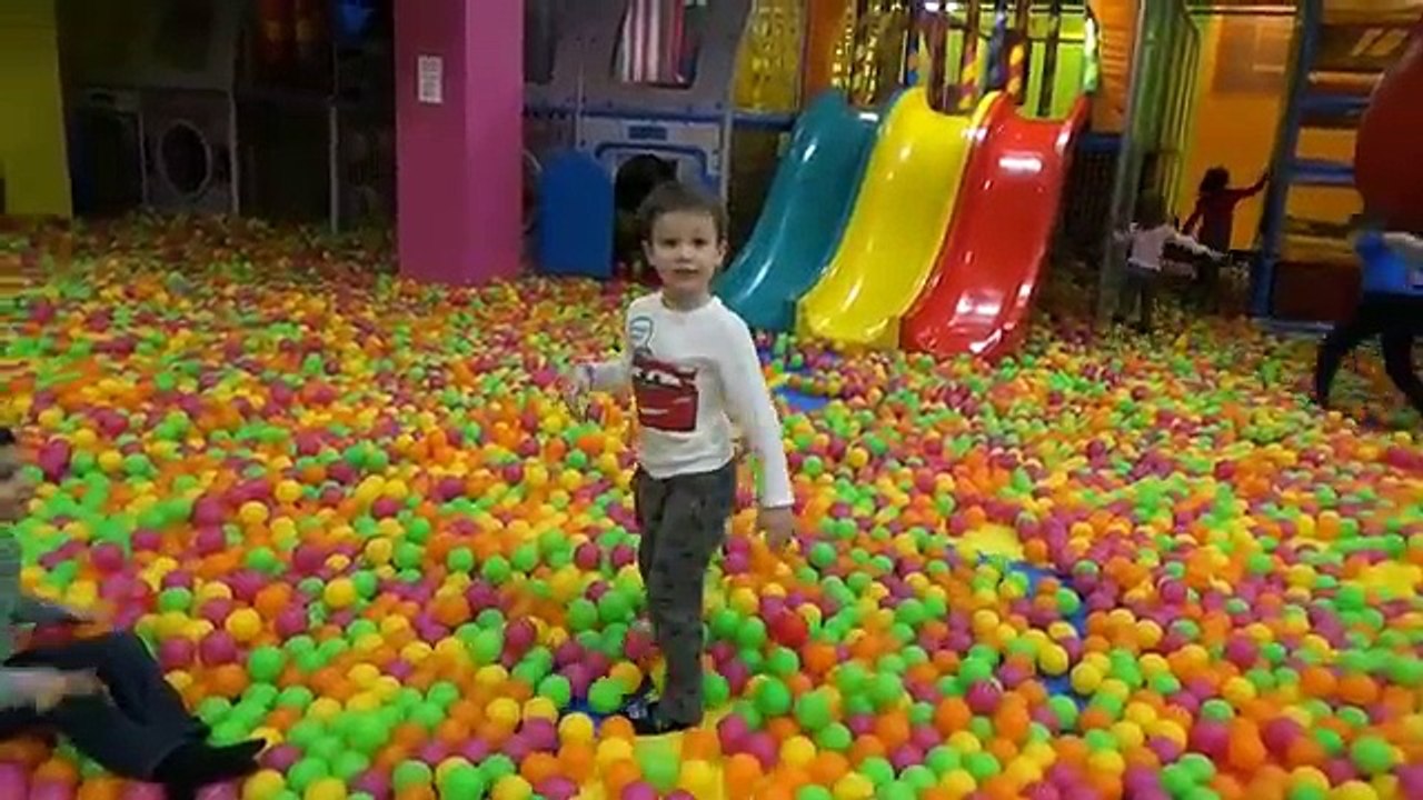 Мистер Макс и Мисс Катя Новые Серии 2019 года  Развлекательный детский центр с горками и батутами байссейном с кубиками kid's intertainment center