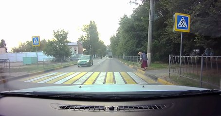 Une mamie russe provoque un accident en voulant traverser une route