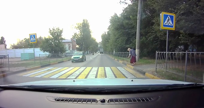 Une mamie russe provoque un accident en voulant traverser une route