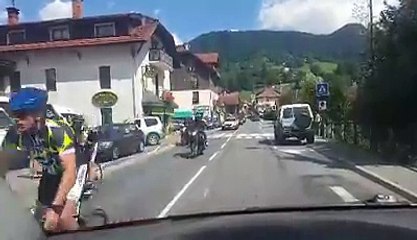 John Kerry fait du vélo dans les Alpes