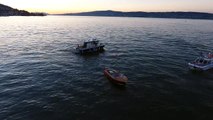 Un policier très courageux saute sur un bateau sans chauffeur !