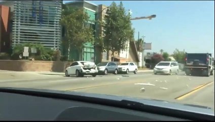 Un camion-poubelle hors de contrôle percute plusieurs véhicules.