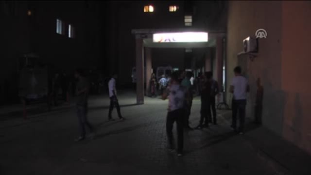 Zırhlı Polis Aracına Patlayıcı Atılması Sonucu Bir Çocuk Yaralandı