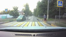 Un motard percute une voiture à l'arrêt