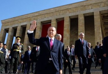 Beştepe'nin Sitesinde Dikkat Çeken İki 30 Ağustos Fotoğrafı