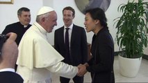 Le pape parle d'aide aux pauvres avec le patron de Facebook