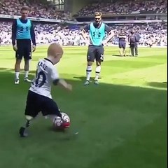 Boy with prosthetic legs plays with Tottenham players