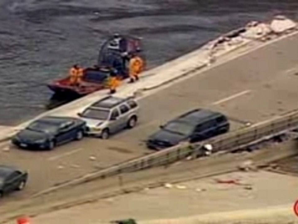 Minneapolis bridge collapses