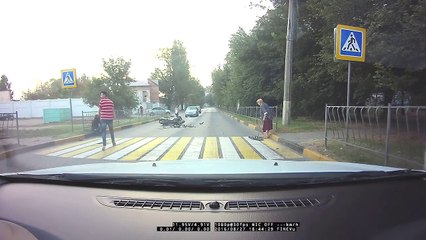 Un motard percute une voiture à l'arrêt