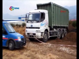 Pamukova'da tarım arazisine atık döken 2 kişi suçüstü yakalandı