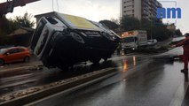 Le camion benne finit sa course sur le flanc, un blessé léger