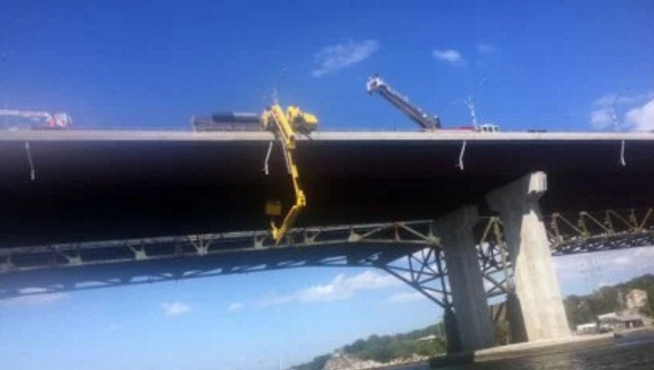 Le sauvetage périlleux d'hommes pris au piège dans un camion grue renversé au dessus d'un fleuve