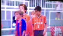 Cảm động cầu thủ nhí U12 Barca an ủi U12 Nhật Bản khóc khi thua trận chung kết