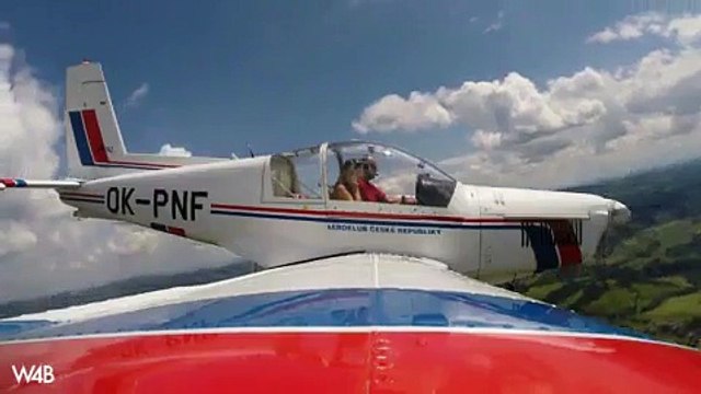Une nana teste les effets de la gravité sur sa p0itrine en effectuant un vol les nib@rds à l'air!