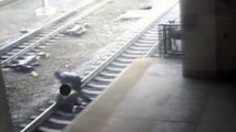 Ce policier va sauver la vie d'un homme coucher sur les rails