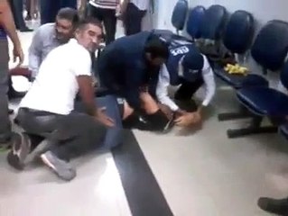 Un fou plaqué au sol par la Police crie Pokemon sans s'arrêter !