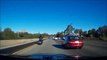 Sur l'autoroute ce motard perds le contrôle de sa moto qui va lui passer par dessus la tête !