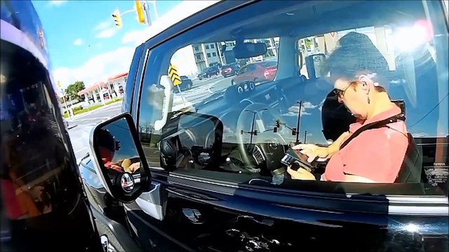 Un motard chope une conductrice qui textote au volant et va le froler à grande vitesse