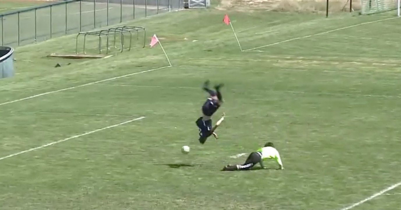 Um dos golos mais acrobáticos num jogo de futebol... acaba de forma dolorosa!
