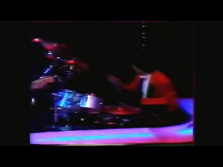 Aurélie Agostini danseuse en jaune... chez Jérôme Savary