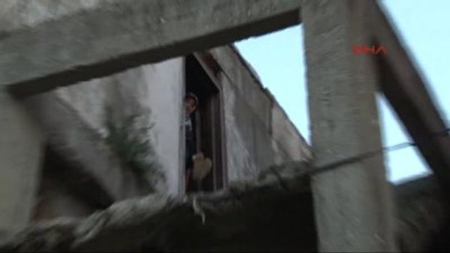 Kartal'da 3 Katlı Binanın Merdiveni Çöktü: 2 Kişi Mahsur Kaldı