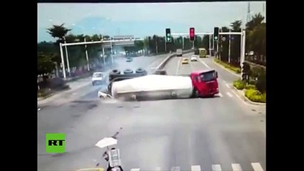 Camión cargado de cemento aplastó a un carro con cuatro pasajeros