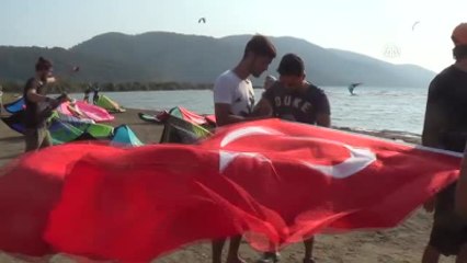 Rüzgar ve Uçurtma Sörfü Sporcularından Türk Bayraklı Gösteri